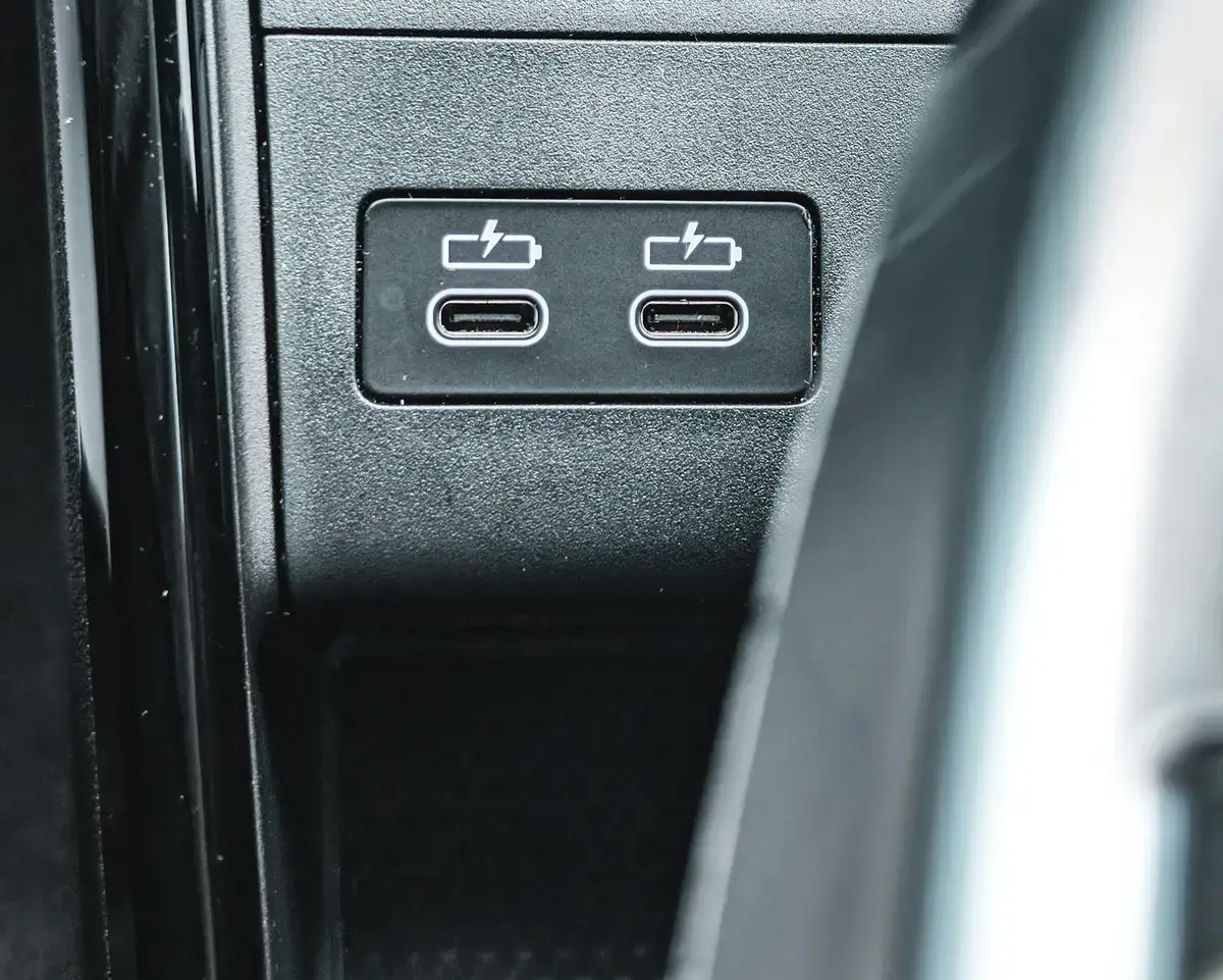 Duas entradas USB-C de carregamento no console de um carro. Imagem ilustrativa.