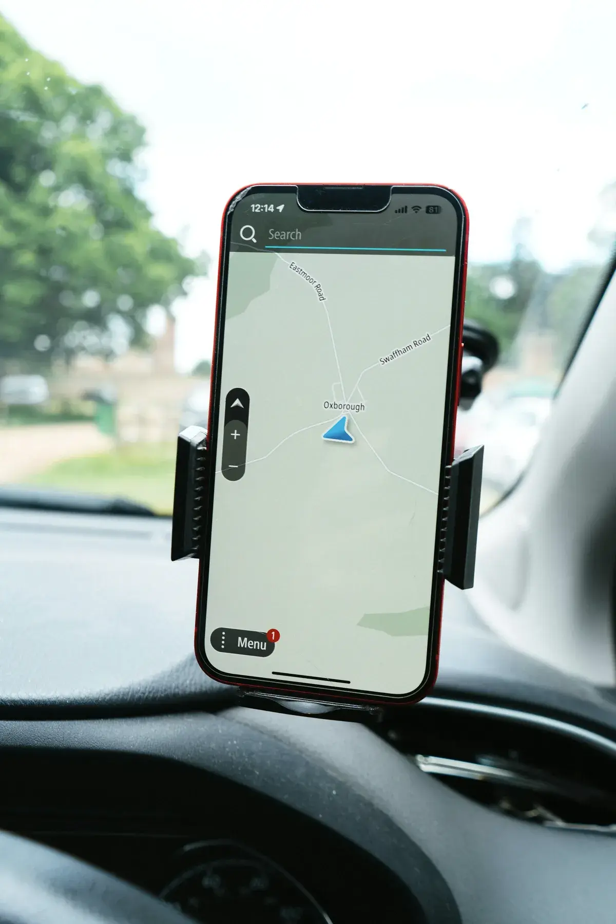 Celular com mapa preso em um suporte no painel do carro. Imagem ilustrativa.